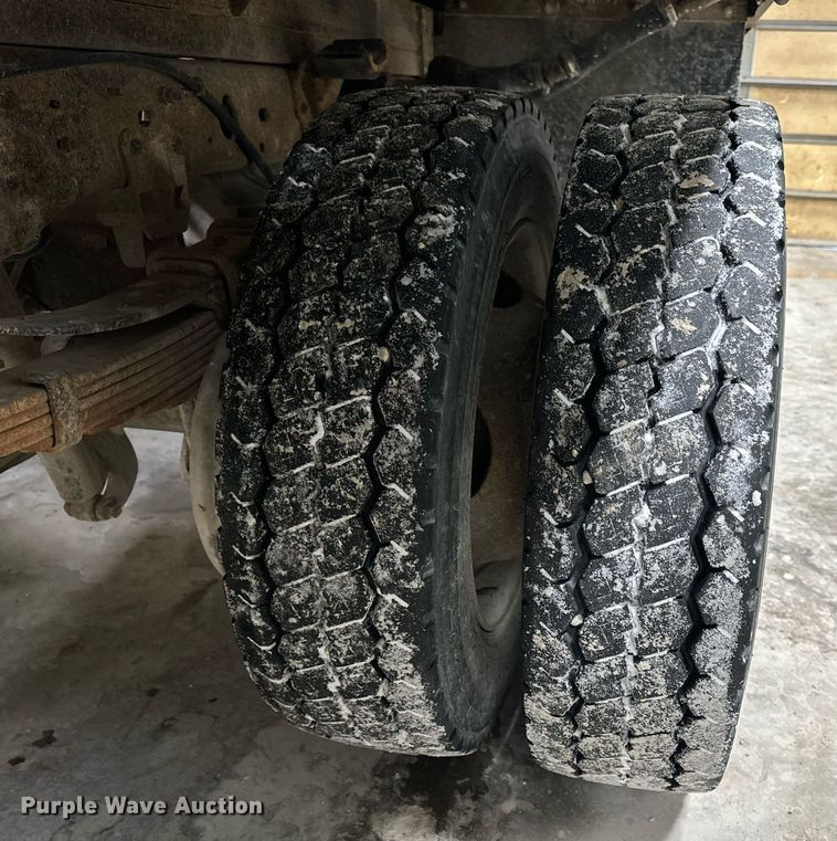 image for item NM9237 2000 Ford F450 Super Duty XL flatbed truck