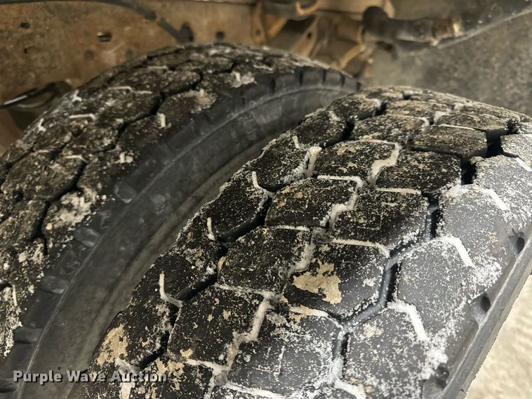 image for item NM9237 2000 Ford F450 Super Duty XL flatbed truck