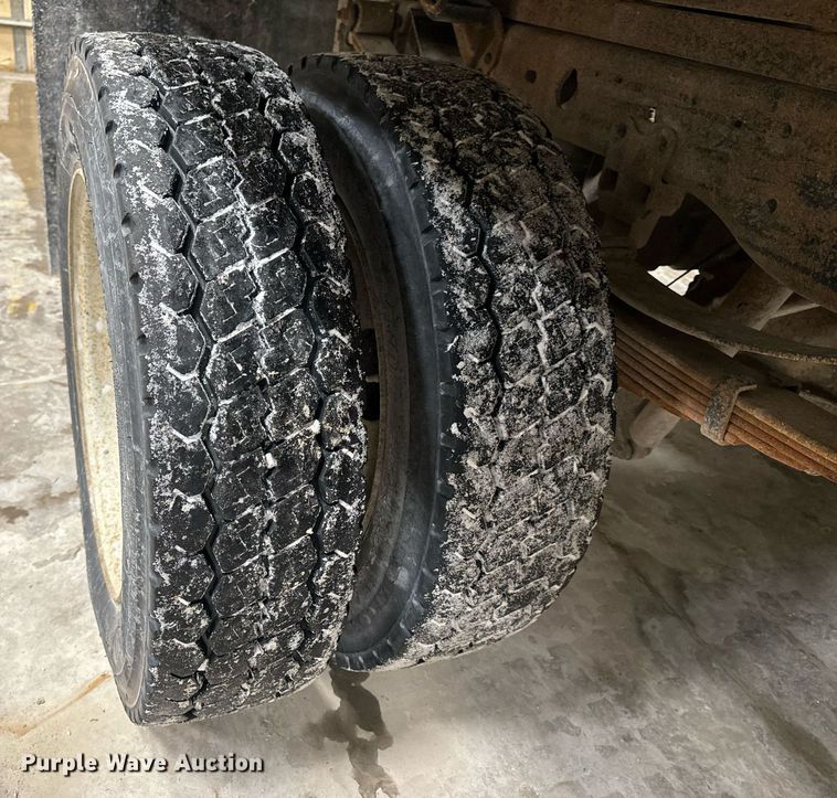 image for item NM9237 2000 Ford F450 Super Duty XL flatbed truck