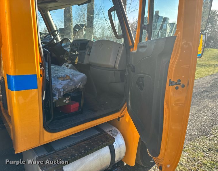 image for item NN9357 2014 International  DuraStar 4300 refuse truck