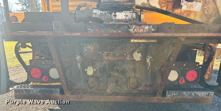 image for item NN9358 2011 Ford F750 Super Duty Crew Cab flatbed truck