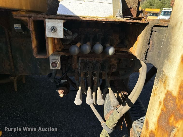 image for item NN9358 2011 Ford F750 Super Duty Crew Cab flatbed truck