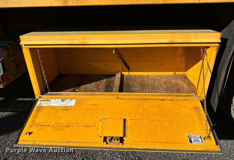 image for item NN9358 2011 Ford F750 Super Duty Crew Cab flatbed truck