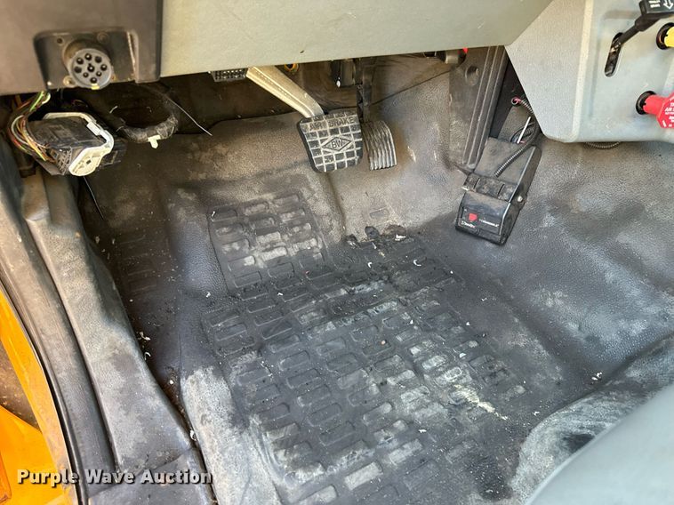 image for item NN9358 2011 Ford F750 Super Duty Crew Cab flatbed truck