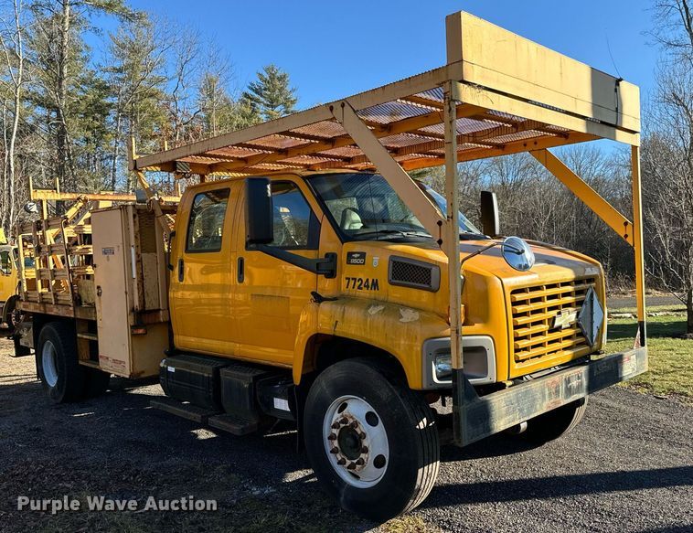 image for item NN9361 2005 Chevrolet  C8500 Crew Cab flatbed truck