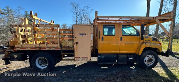 image for item NN9361 2005 Chevrolet  C8500 Crew Cab flatbed truck