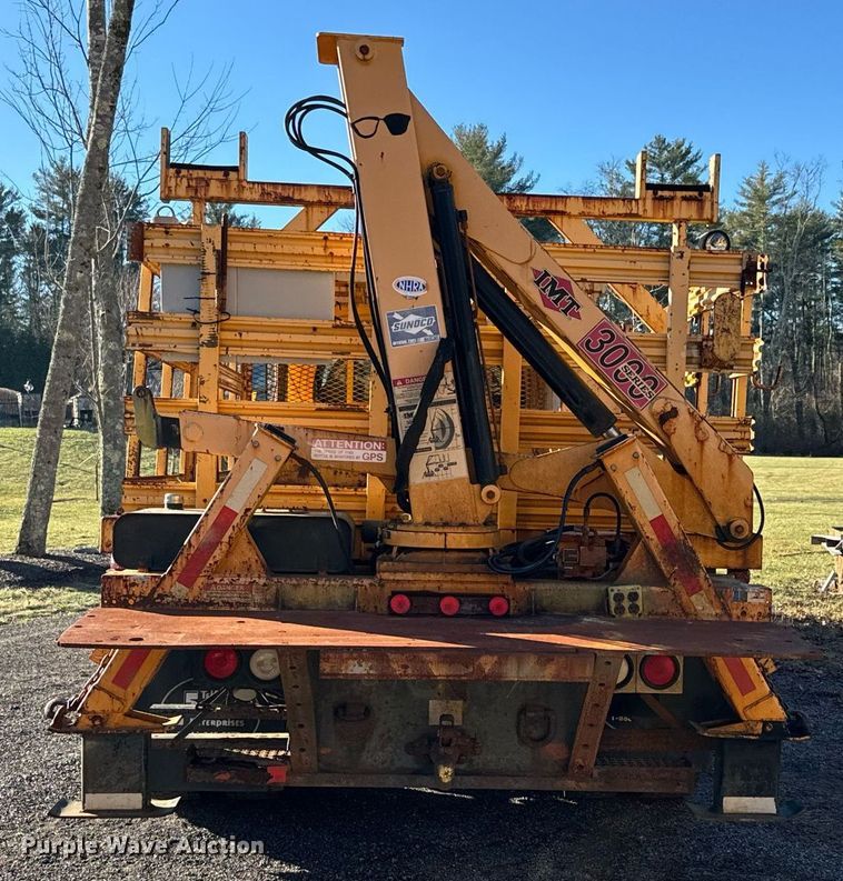 image for item NN9361 2005 Chevrolet  C8500 Crew Cab flatbed truck