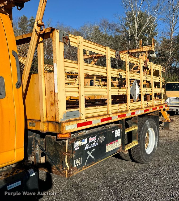 image for item NN9361 2005 Chevrolet  C8500 Crew Cab flatbed truck