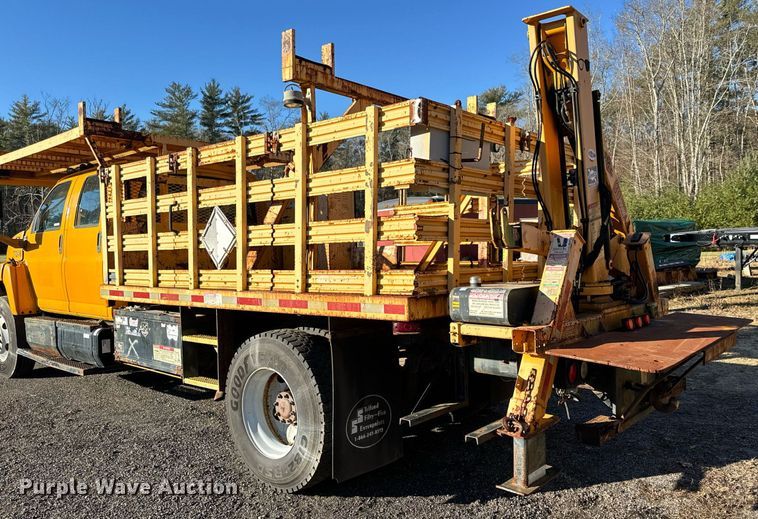 image for item NN9361 2005 Chevrolet  C8500 Crew Cab flatbed truck