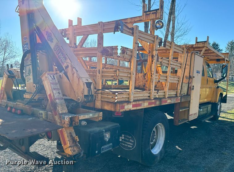 image for item NN9361 2005 Chevrolet  C8500 Crew Cab flatbed truck