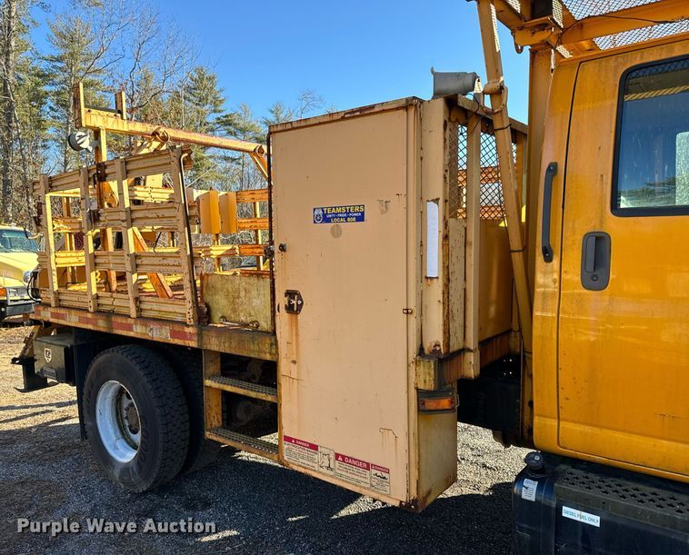 image for item NN9361 2005 Chevrolet  C8500 Crew Cab flatbed truck