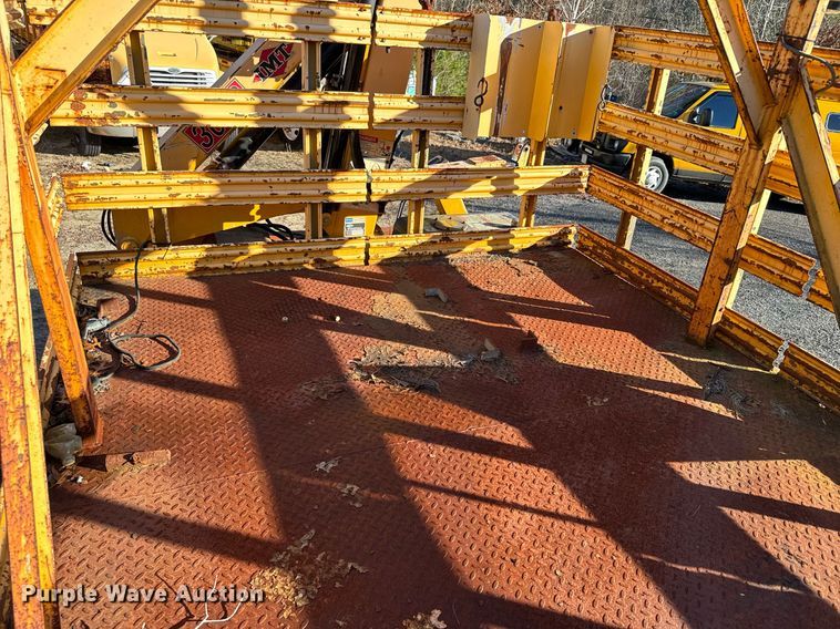 image for item NN9361 2005 Chevrolet  C8500 Crew Cab flatbed truck