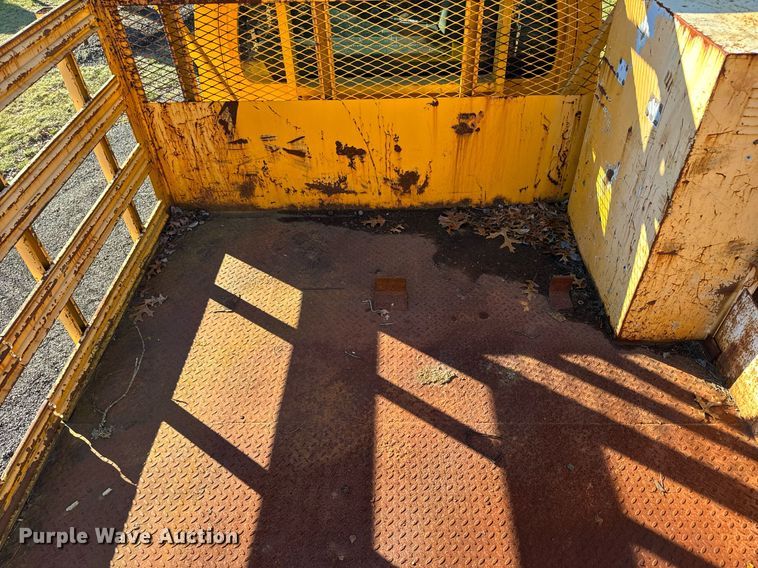 image for item NN9361 2005 Chevrolet  C8500 Crew Cab flatbed truck