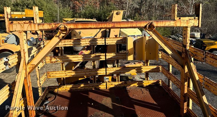 image for item NN9361 2005 Chevrolet  C8500 Crew Cab flatbed truck