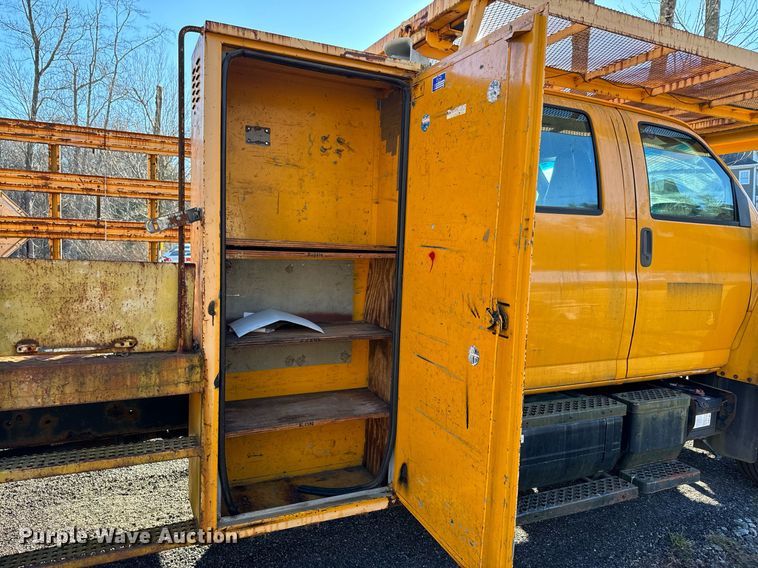 image for item NN9361 2005 Chevrolet  C8500 Crew Cab flatbed truck