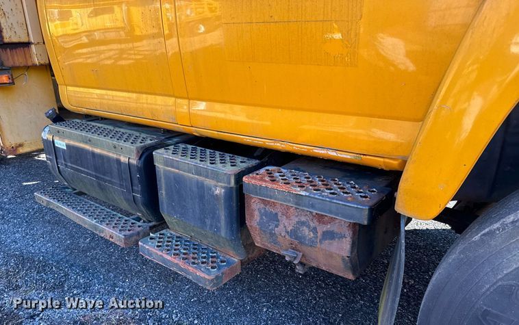 image for item NN9361 2005 Chevrolet  C8500 Crew Cab flatbed truck