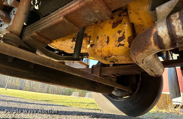 image for item NN9361 2005 Chevrolet  C8500 Crew Cab flatbed truck