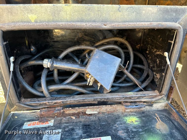 image for item NN9361 2005 Chevrolet  C8500 Crew Cab flatbed truck