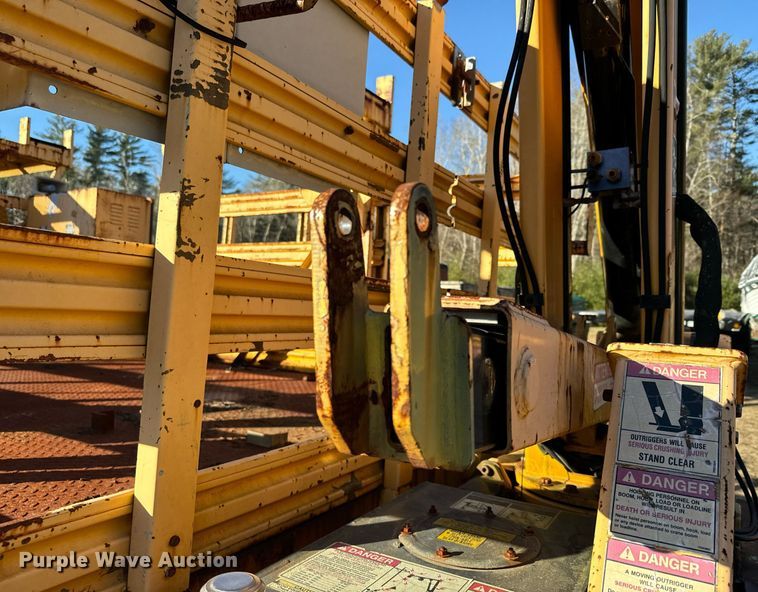 image for item NN9361 2005 Chevrolet  C8500 Crew Cab flatbed truck