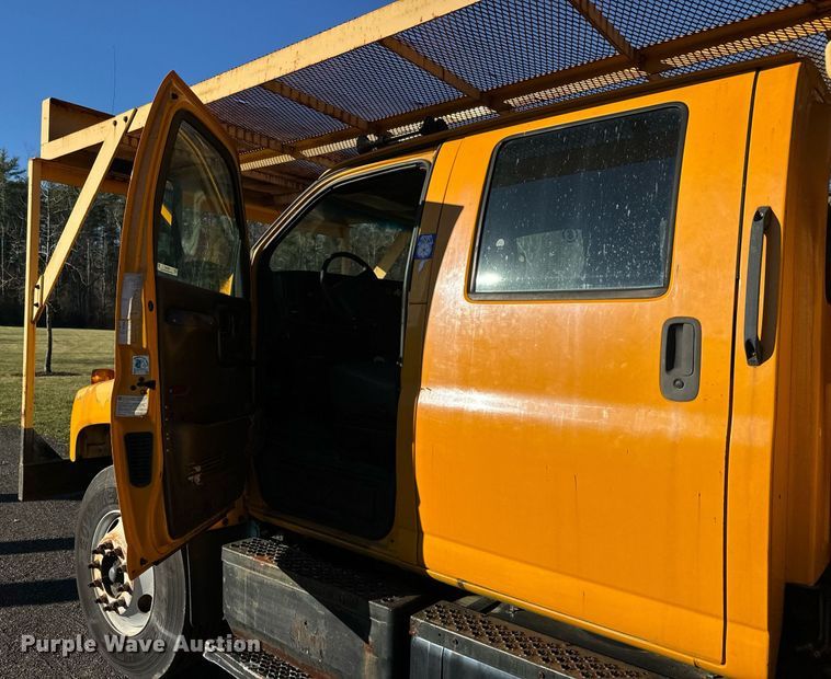 image for item NN9361 2005 Chevrolet  C8500 Crew Cab flatbed truck