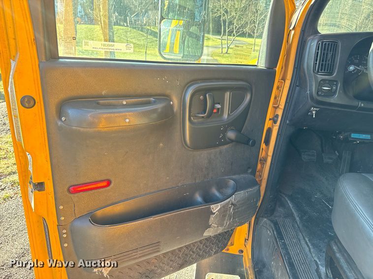 image for item NN9361 2005 Chevrolet  C8500 Crew Cab flatbed truck