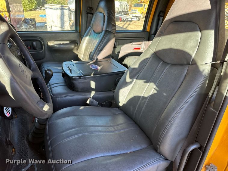 image for item NN9361 2005 Chevrolet  C8500 Crew Cab flatbed truck