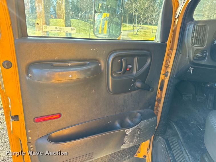 image for item NN9361 2005 Chevrolet  C8500 Crew Cab flatbed truck