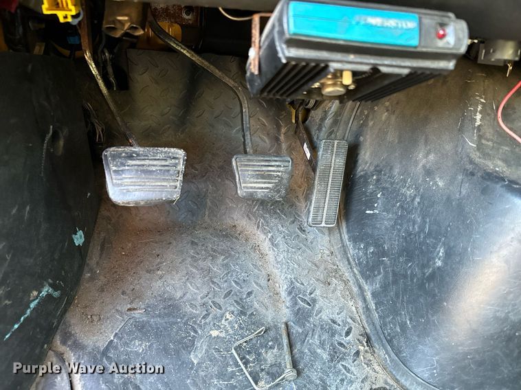 image for item NN9361 2005 Chevrolet  C8500 Crew Cab flatbed truck