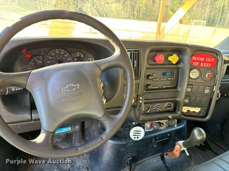 image for item NN9361 2005 Chevrolet  C8500 Crew Cab flatbed truck