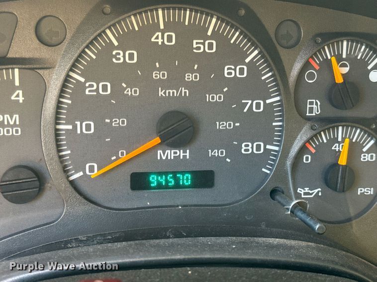 image for item NN9361 2005 Chevrolet  C8500 Crew Cab flatbed truck