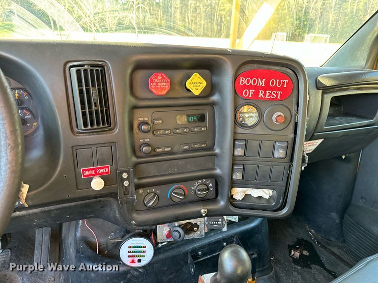 image for item NN9361 2005 Chevrolet  C8500 Crew Cab flatbed truck