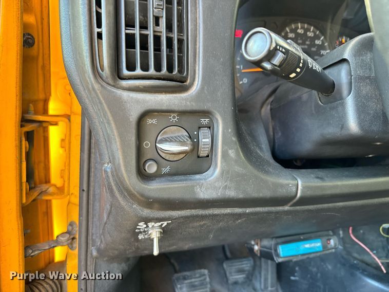 image for item NN9361 2005 Chevrolet  C8500 Crew Cab flatbed truck