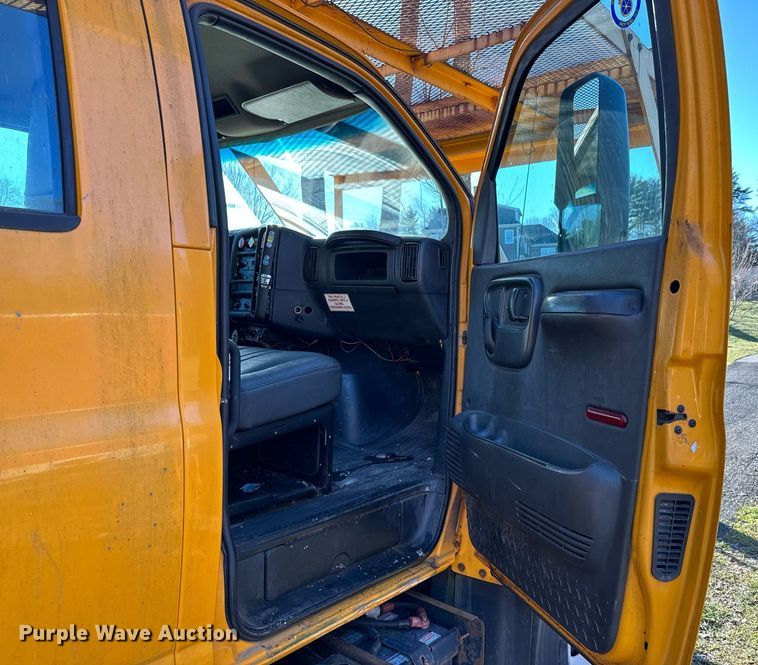 image for item NN9361 2005 Chevrolet  C8500 Crew Cab flatbed truck