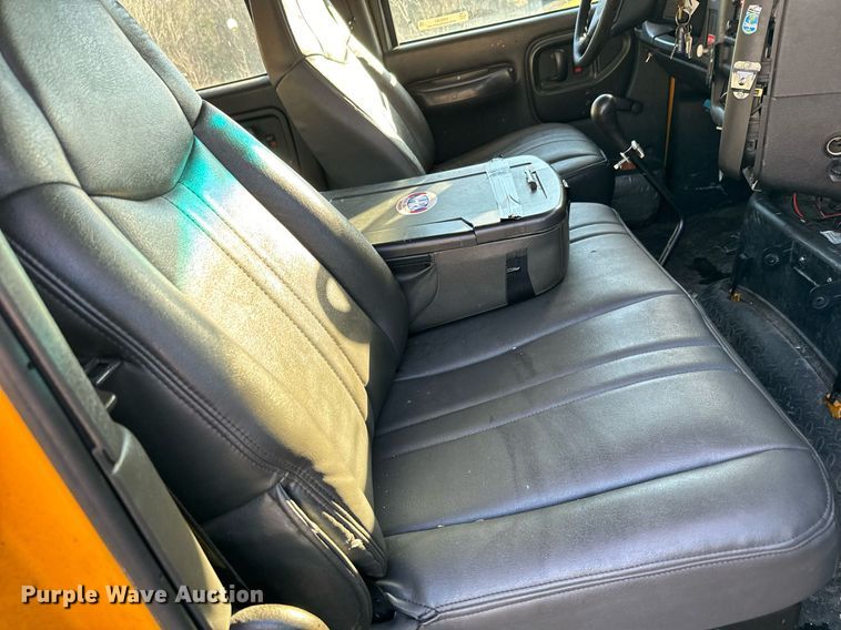 image for item NN9361 2005 Chevrolet  C8500 Crew Cab flatbed truck