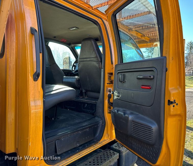 image for item NN9361 2005 Chevrolet  C8500 Crew Cab flatbed truck