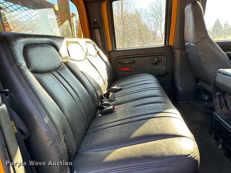 image for item NN9361 2005 Chevrolet  C8500 Crew Cab flatbed truck