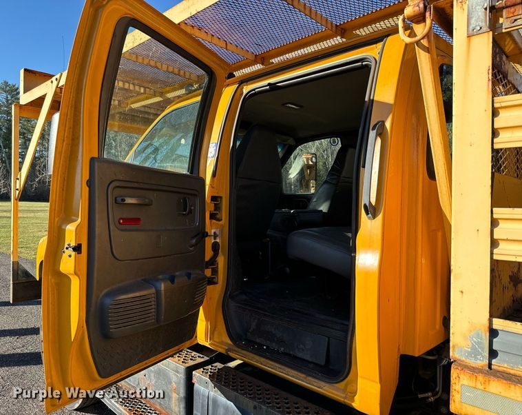 image for item NN9361 2005 Chevrolet  C8500 Crew Cab flatbed truck