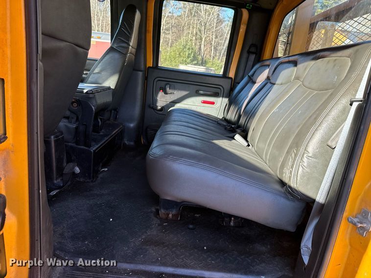 image for item NN9361 2005 Chevrolet  C8500 Crew Cab flatbed truck