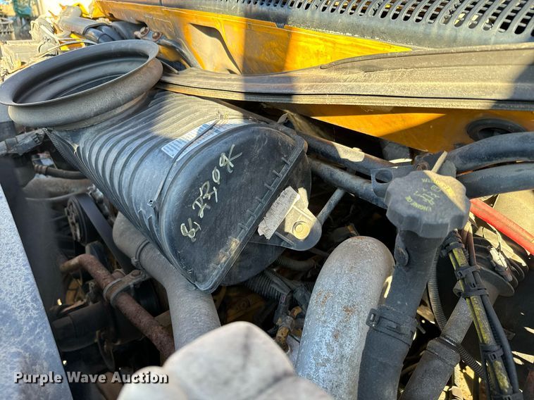 image for item NN9361 2005 Chevrolet  C8500 Crew Cab flatbed truck