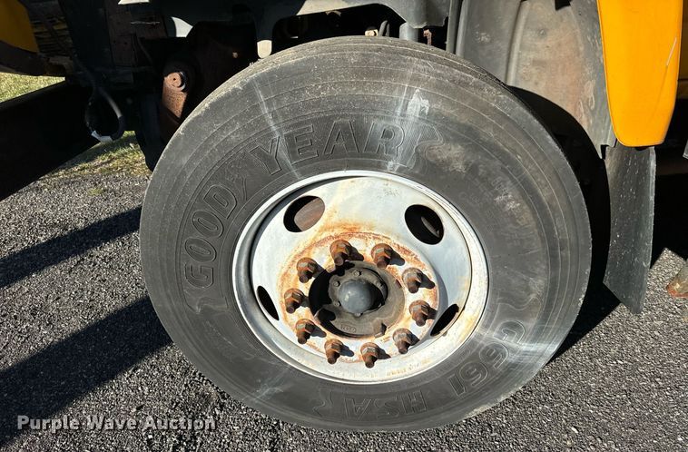 image for item NN9361 2005 Chevrolet  C8500 Crew Cab flatbed truck