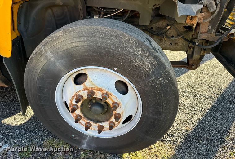 image for item NN9361 2005 Chevrolet  C8500 Crew Cab flatbed truck