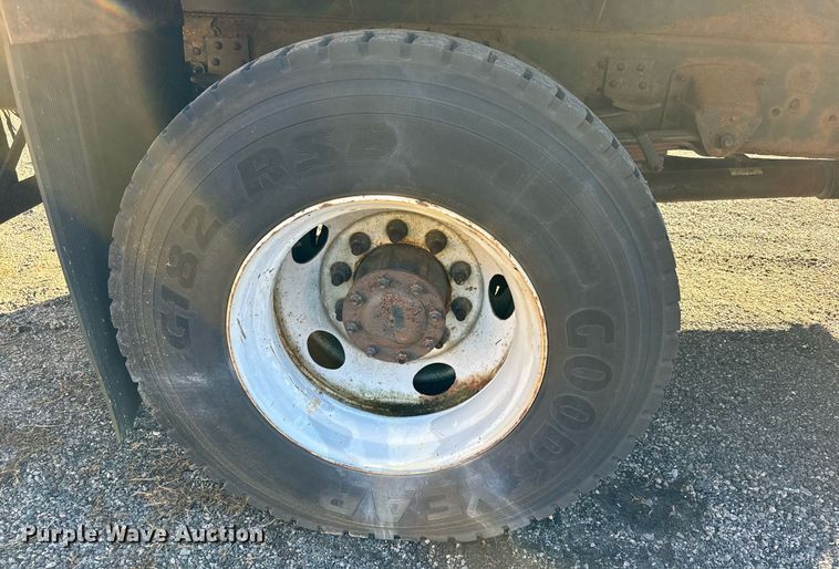 image for item NN9361 2005 Chevrolet  C8500 Crew Cab flatbed truck