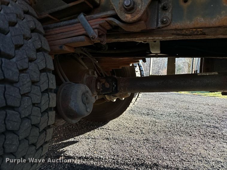 image for item NN9361 2005 Chevrolet  C8500 Crew Cab flatbed truck