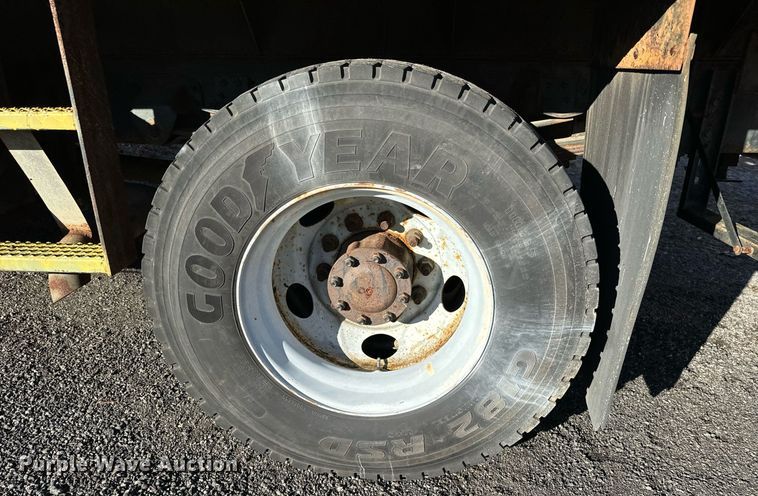 image for item NN9361 2005 Chevrolet  C8500 Crew Cab flatbed truck