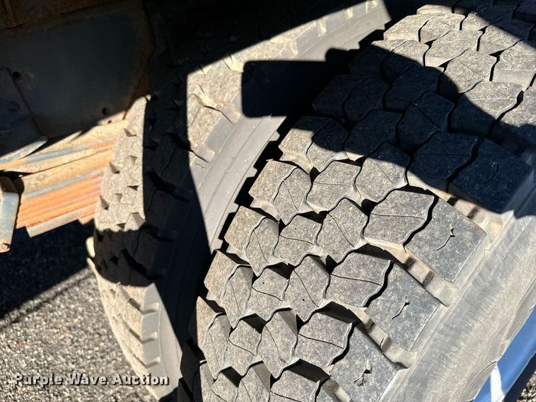 image for item NN9361 2005 Chevrolet  C8500 Crew Cab flatbed truck