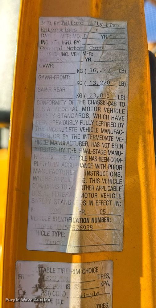 image for item NN9361 2005 Chevrolet  C8500 Crew Cab flatbed truck