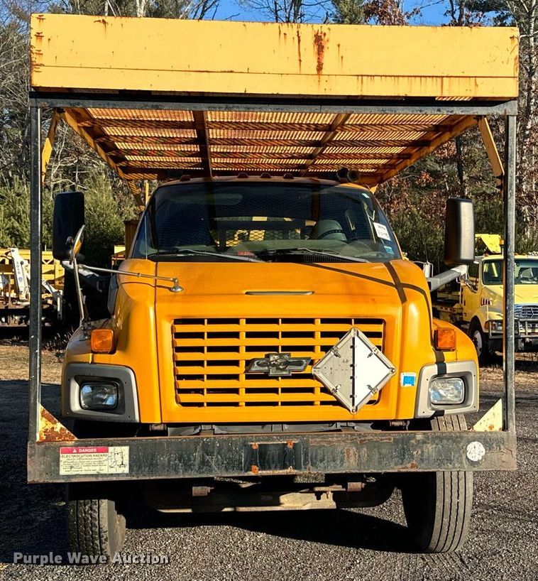 image for item NN9362 2004 Chevrolet  C8500 Crew Cab flatbed truck