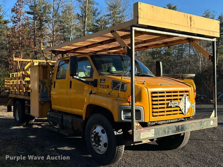 image for item NN9362 2004 Chevrolet  C8500 Crew Cab flatbed truck