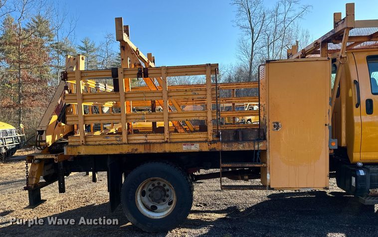 image for item NN9362 2004 Chevrolet  C8500 Crew Cab flatbed truck