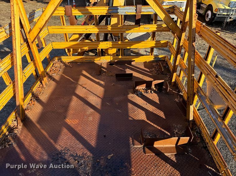 image for item NN9362 2004 Chevrolet  C8500 Crew Cab flatbed truck